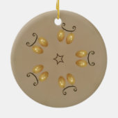 Geel gouden eierpatroon paaseieren bijtend beige keramisch ornament (Achterkant)