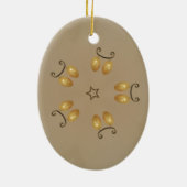 Geel gouden eierpatroon paaseieren bijtend beige keramisch ornament (Achterkant)
