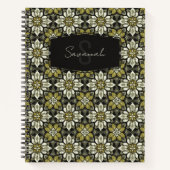 Geel Grijs Bloemen Spaans Tegel Naam Monogram Notitieboek (Voorkant)