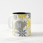 Geel grijs bloemig grafisch monogram tweekleurige koffiemok (Voorkant links)