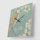 Geel, grijs en beige vogel op een bijkantoor vierkante klok (Hoek)