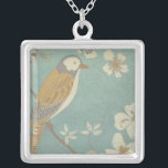 Geel, grijs en beige vogel op een bijkantoor zilver vergulden ketting<br><div class="desc">Chariklia Zarris staat bekend om haar abstracte kunstwerken. In deze tekening van een profiel van een vogel op een blauwe blauwgroen achtergrond,  vatte ze de eenvoud van de vogel vast. De witte bloemen voegen een romantische aanraking toe. Pas uw favoriete Zazzle-product aan met dit prachtige afbeelding.</div>