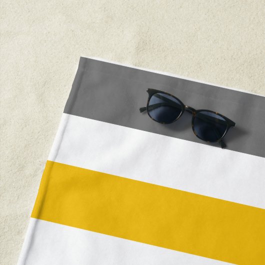 Geel, grijs en wit, gestreept strandlaken (In situ)