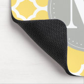 Geel grijs monogram Quatrefoil Patroon Muismat (Hoek)