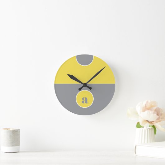 Geel grijs monogram ronde klok (Huis)