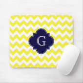 Geel groots Chevron Navy Blue Quatrefoil Monogram Muismat (Met muis)