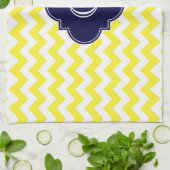 Geel groots Chevron Navy Blue Quatrefoil Monogram Theedoek (Gevouwen)