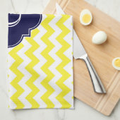 Geel groots Chevron Navy Blue Quatrefoil Monogram Theedoek (Quarter Fold)