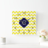 Geel groots Chevron Navy Blue Quatrefoil Monogram Vierkante Klok (Huis)