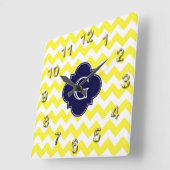 Geel groots Chevron Navy Blue Quatrefoil Monogram Vierkante Klok (Hoek)