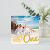 Geel Grote Schets Één Tweeling Baby 1e Verjaardags Kaart (Staand voorkant)