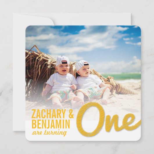 Geel Grote Schets Één Tweeling Baby 1e Verjaardags Kaart (Voorkant)