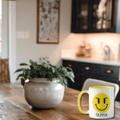 Geel Happy Girly gezicht, plezier gepersonaliseerd Mok