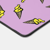 Geel ijspatroon op paarse bureaumat (Hoek)