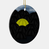 Geel in een zwart Zee van paraplu's Keramisch Ornament (Rechts)