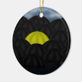 Geel in een zwart Zee van paraplu's Keramisch Ornament (Links)