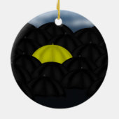 Geel in een zwart Zee van paraplu's Keramisch Ornament (Achterkant)