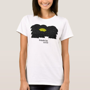 Geel in een zwart Zee van paraplu's T-shirt