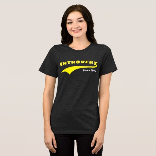 Geel Introvert Typografie Swoosh Aangepaste Datum Tri-Blend Shirt (Voorkant volledig)