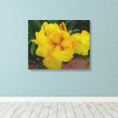 Geel Iris Flower Canvas Afdruk (Insitu (Houten vloer))