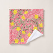 Geel Jasmijnventiel op koraalroze Bad Handdoek (Wasdoekje)