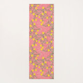 Geel Jasmijnventiel op koraalroze Yogamat (Achterkant)