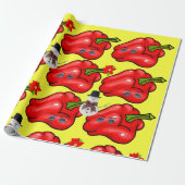 Geel kerstpapier met rode piepers cadeaupapier (Uitgerold)