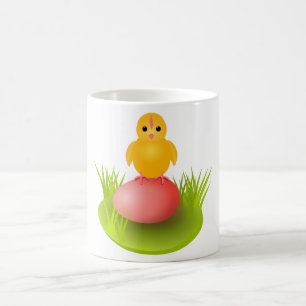 Geel kuiken zit op ei en wacht op zijn zus koffiemok