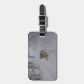 Geel lab, relaxerend in verse wintersneeuw bagagelabel (Voorkant verticaal)