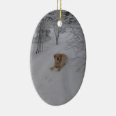 Geel lab, relaxerend in verse wintersneeuw keramisch ornament (Rechts)