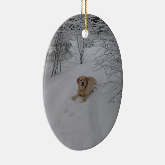 Geel lab, relaxerend in verse wintersneeuw keramisch ornament (Rechts)