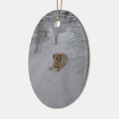 Geel lab, relaxerend in verse wintersneeuw keramisch ornament (Links)