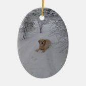 Geel lab, relaxerend in verse wintersneeuw keramisch ornament (Voorkant)