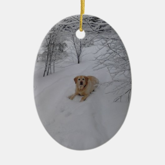 Geel lab, relaxerend in verse wintersneeuw keramisch ornament (Voorkant)