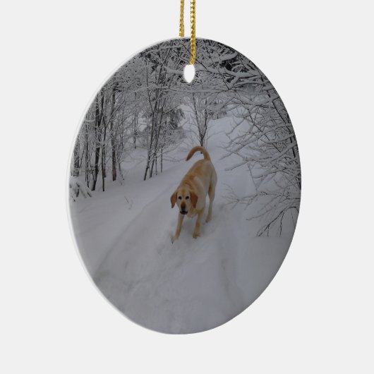 Geel lab spelen in verse wintersneeuw keramisch ornament (Rechts)