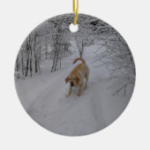 Geel lab spelen in verse wintersneeuw keramisch ornament (Voorkant)