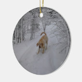 Geel lab spelen in verse wintersneeuw keramisch ornament (Links)