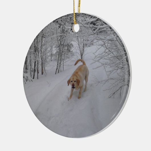 Geel lab spelen in verse wintersneeuw keramisch ornament (Links)