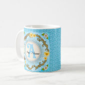 Geel Madeliefjes Monogram mok (Voorkant links)