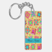 Geel met kleurrijke quiltblokken & gepersonaliseer sleutelhanger (Voorkant Links)