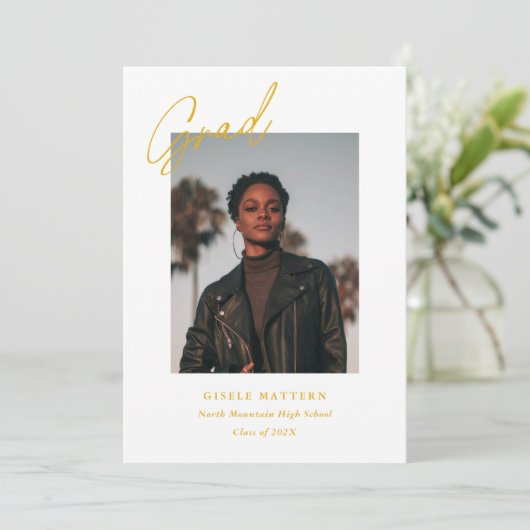 Geel minimalistisch modern foto Afstuderen Aankondiging (Staand voorkant)