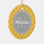 Geel modern vierkant Patroon grijs monogram Keramisch Ornament (Rechts)