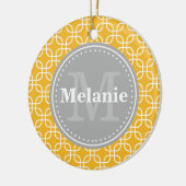 Geel modern vierkant Patroon grijs monogram Keramisch Ornament (Links)