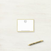 Geel monogram met opmerkingen na de opening post-it® notes (Op bureau)