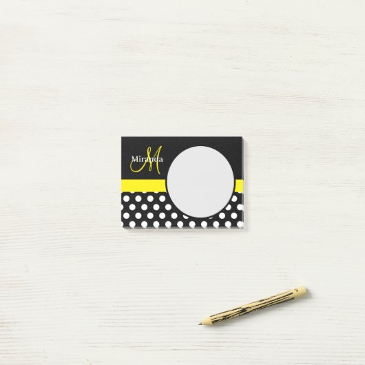 Geel Monogram Zwart Wit Polka Dot Post-it® Notes (Op bureau)