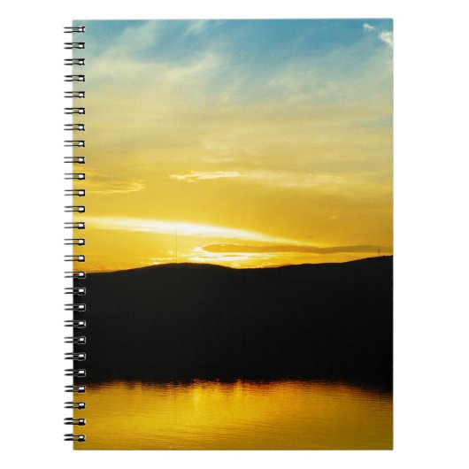 Geel Mt Lake Sunset Notitieboek (Voorkant)