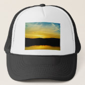 Geel Mt Lake Sunset Trucker Pet (Voorkant)