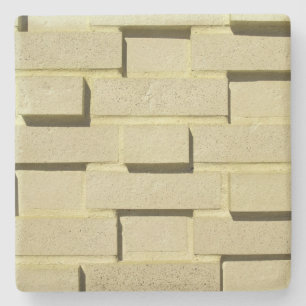 Geel onderzetter op Brick Wall Square