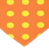 Geel op Sinaasappel Polka Dots Patroonontwerp Tafelkleed (Gekanteld)