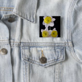 Geel op witte narcis vierkante button 5,1 cm (In situ)